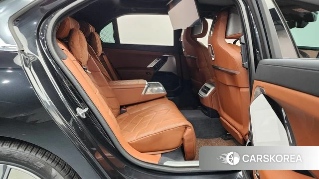 BMW 7 Series (G70) 2023 Черный из Кореи, фото 3