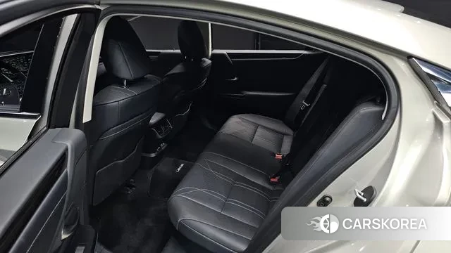 Lexus ES300h 7th generation 2019 Серебристо-серый из Кореи, фото 3