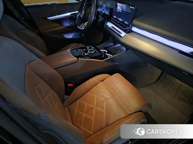 BMW 5 Series (G60) 2023 Черный двухцветный из Кореи, фото 3