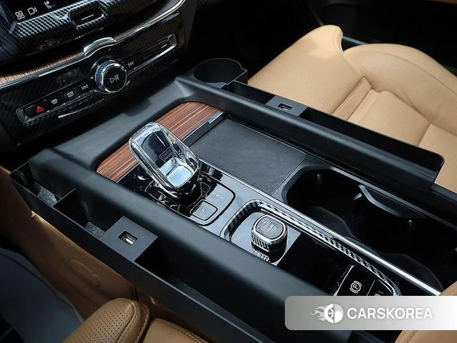Volvo XC60 second Generation 2023 Белый из Кореи, фото 3