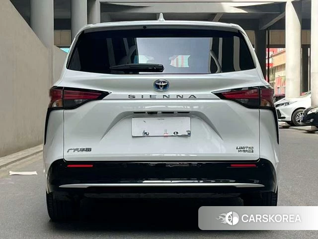 Toyota Saina 2023 Белый из Китая, фото 3