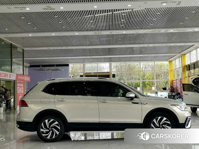 Volkswagen Tiguan L 2023 Серебристо-серый из Китая, фото 3