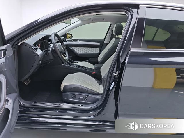 Volkswagen Magotan 2023 Черный из Китая, фото 3