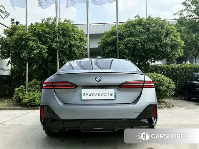 BMW i5 (import) 2025 Серебристо-серый из Китая, фото 3