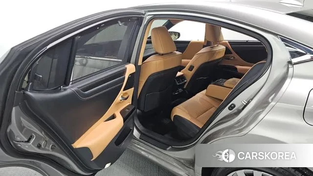 Lexus ES300h 7th generation 2024 Серебристо-серый из Кореи, фото 3