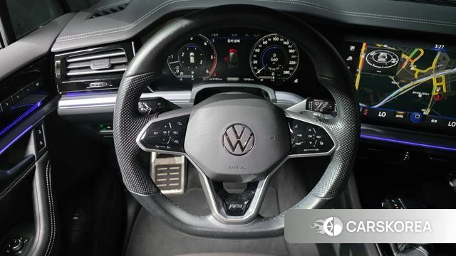 Volkswagen Touareg 3rd generation 2021 Черный из Кореи, фото 3