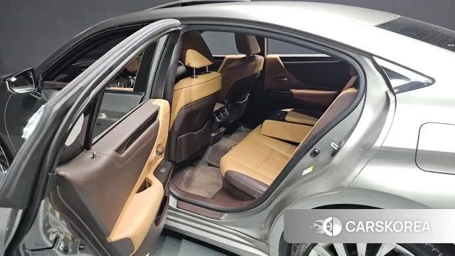 Lexus ES300h 7th generation 2019 Серебряный из Кореи, фото 3