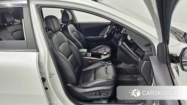 Kia Niro Plus 2023 Белый из Кореи, фото 3