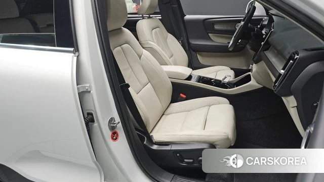 Volvo XC40 2023 Белый из Кореи, фото 3
