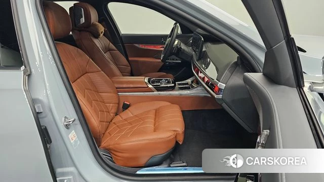 BMW 7 Series (G70) 2024 Светло-серебряный цвет из Кореи, фото 3