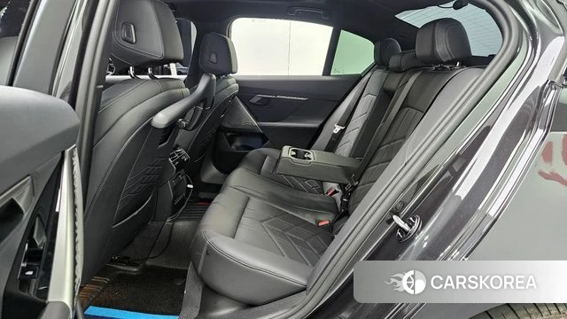 BMW 5 Series (G60) 2025 Серый из Кореи, фото 3