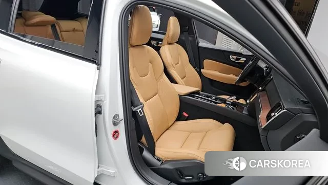 Volvo V60 Cross-Country 2nd Generation 2024 Белый из Кореи, фото 3