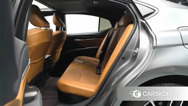 Toyota Camry (XV80) 2025 Серебристо-серый из Кореи, фото 3