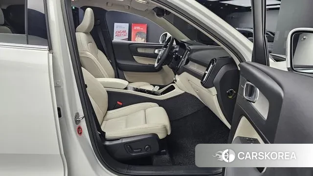 Volvo XC40 2023 Белый из Кореи, фото 3