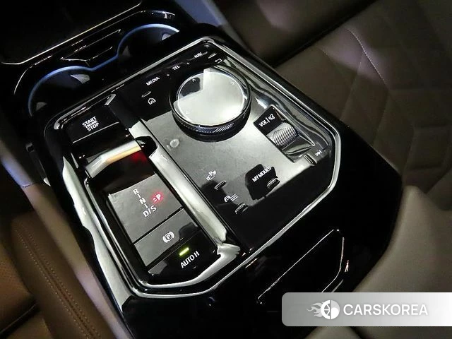 BMW 5 Series (G60) 2025 Светло-серебряный цвет из Кореи, фото 3