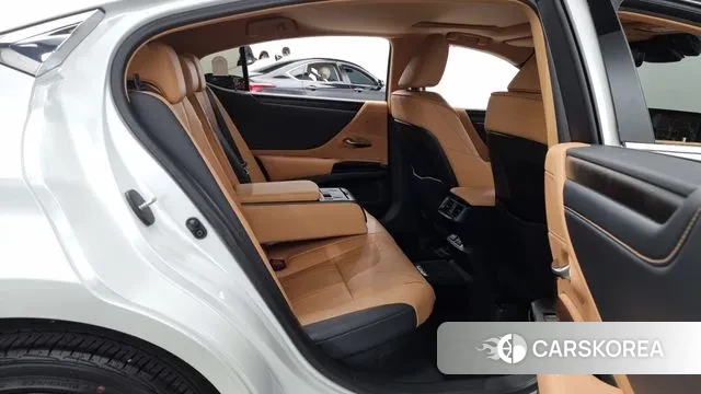 Lexus ES300h 7th generation 2024 Белый из Кореи, фото 3