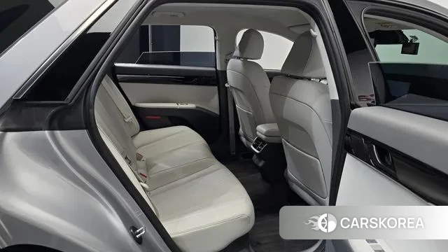 Hyundai Grandeur Hybrid (GN7) 2023 Серебристо-серый из Кореи, фото 3