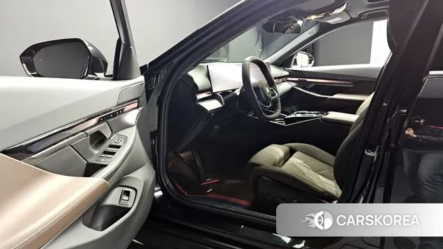 BMW 5 Series (G60) 2025 Черный из Кореи, фото 3