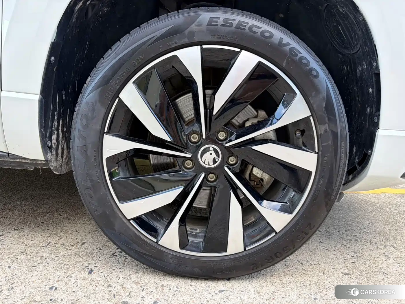 Skoda Karoq 2023 Белый из Китая, фото 3
