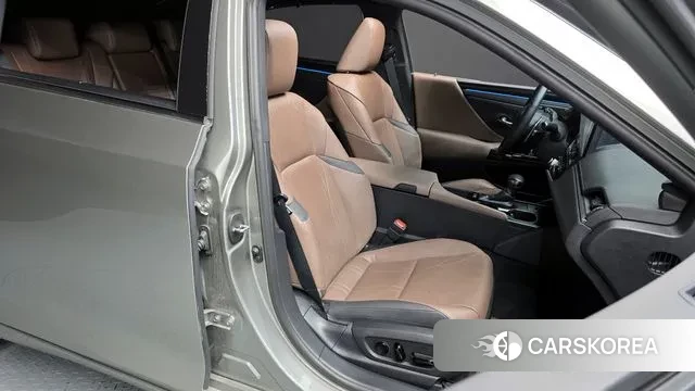 Lexus ES300h 7th generation 2023 Серебряный из Кореи, фото 3