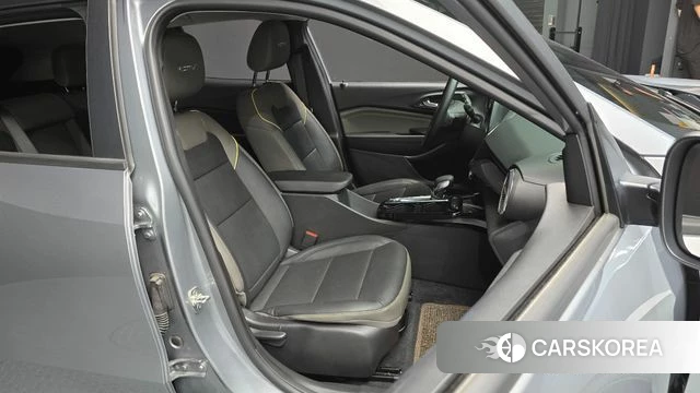 Chevrolet (GM Daewoo) Trax Crossover 2023 Серебристо-серый из Кореи, фото 3