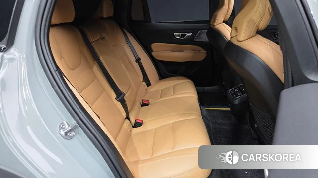 Volvo V60 Cross-Country 2nd Generation 2024 Светло-серебряный цвет из Кореи, фото 3