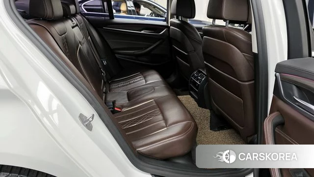 BMW 5 Series (G30) 2018 Белый из Кореи, фото 3