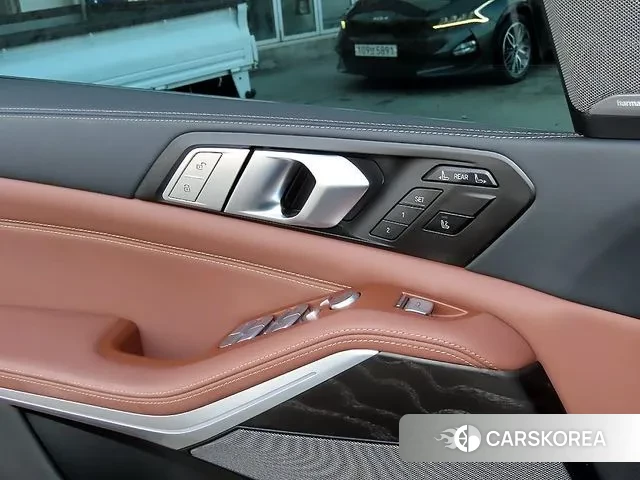 BMW X7 (G07) 2022 Черный из Кореи, фото 3