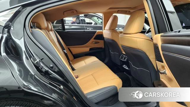 Lexus ES300h 7th generation 2025 Черный из Кореи, фото 3
