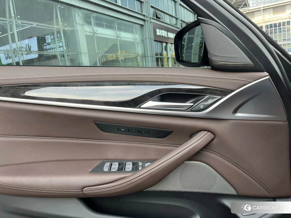 BMW 5 series 2022 Черный из Китая, фото 3