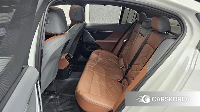 BMW 5 Series (G60) 2023 Белый из Кореи, фото 3