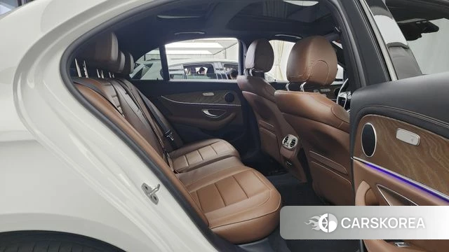 Mercedes-Benz E-Class W213 2023 Белый из Кореи, фото 3