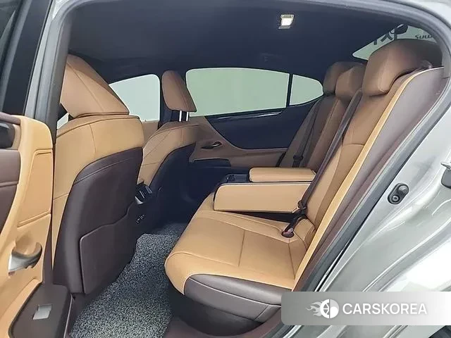 Lexus ES300h 7th generation 2018 Серебристо-серый из Кореи, фото 3