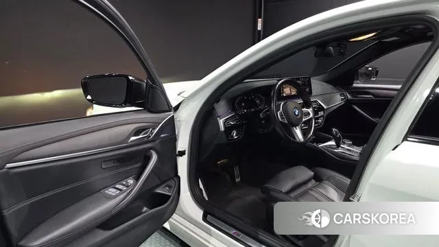 BMW 5 Series (G30) 2022 Белый из Кореи, фото 3