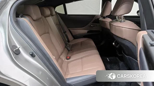Lexus ES300h 7th generation 2023 Серебристо-серый из Кореи, фото 3