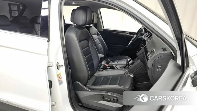 Volkswagen Tiguan second Generation 2018 Белый из Кореи, фото 3