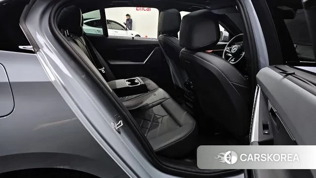 BMW 5 Series (G60) 2025 Серебряный из Кореи, фото 3