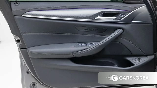 BMW 5 Series (G30) 2022 Серебристо-серый из Кореи, фото 3