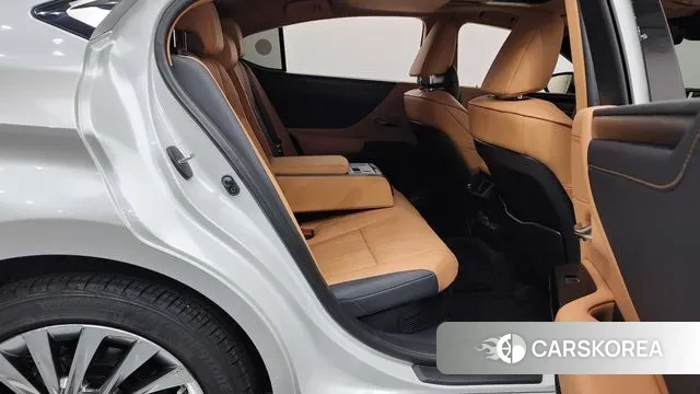 Lexus ES300h 7th generation 2023 Белый из Кореи, фото 3