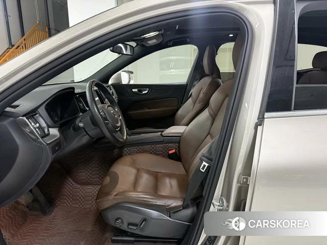 Volvo XC60 2023 Шампань из Китая, фото 3