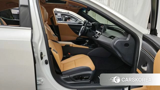 Lexus ES300h 7th generation 2023 Белый из Кореи, фото 3