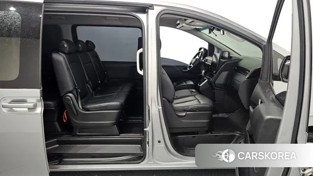 Hyundai Staria 2023 Серебристо-серый из Кореи, фото 3