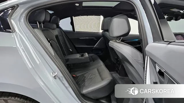 BMW 5 Series (G60) 2025 Светло-серебряный цвет из Кореи, фото 3