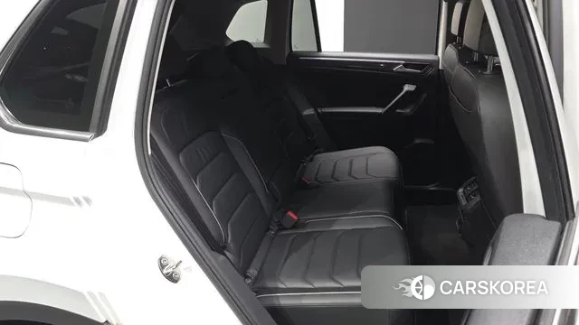 Volkswagen Tiguan Allspace 2023 Белый из Кореи, фото 3