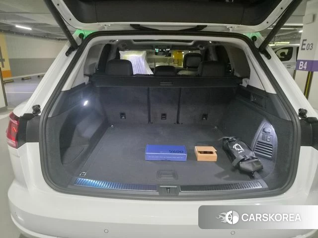 Volkswagen Touareg 3rd generation 2026 Белый из Кореи, фото 3