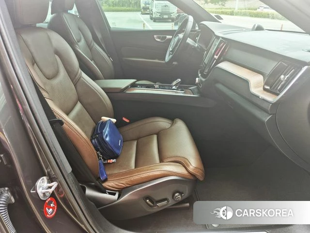 Volvo XC60 second Generation 2023 Коричневый из Кореи, фото 3