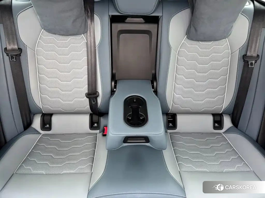 Audi Q6L 2025 Silver/gray из Китая, фото 3