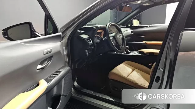 Lexus UX250h 2023 Серебряный из Кореи, фото 3