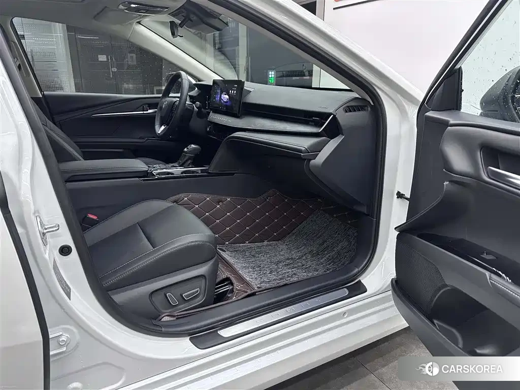 Toyota Camry 2024 Белый из Китая, фото 3