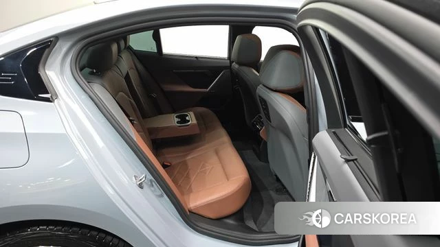 BMW 5 Series (G60) 2024 Цвет галактики из Кореи, фото 3